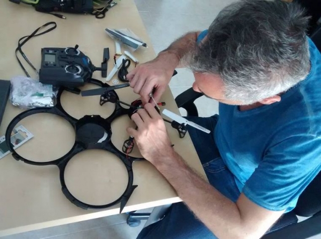 preparando un objeto tecnologico